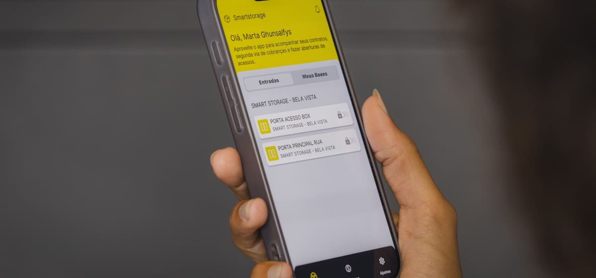 Celular mostrando APP da Smartstorage